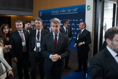El presidente del Cercle d'Economia, Jaume Guardiola (3i), y el presidente del Partido Popular, Alberto Núñez Feijóo (4i), durante la 40 Reunió Cercle d'Economia, en el Palau de Congresos de Catalunya.