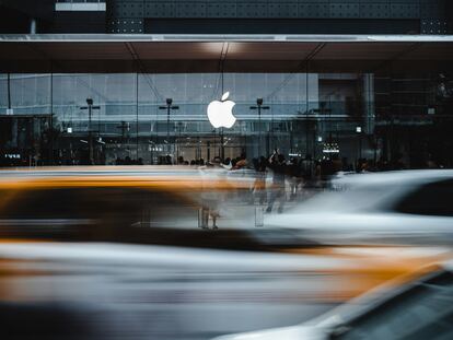 Logo de Apple con coches debajo