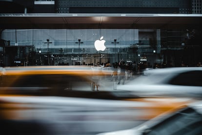 Logotipo de Apple con coches pasando debajo