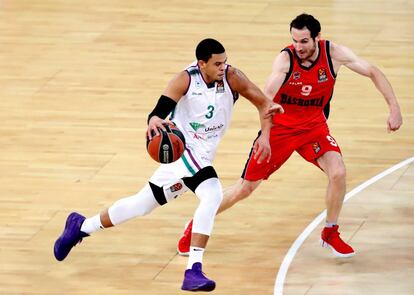 McCallum, con el balón, y Marcelinho.