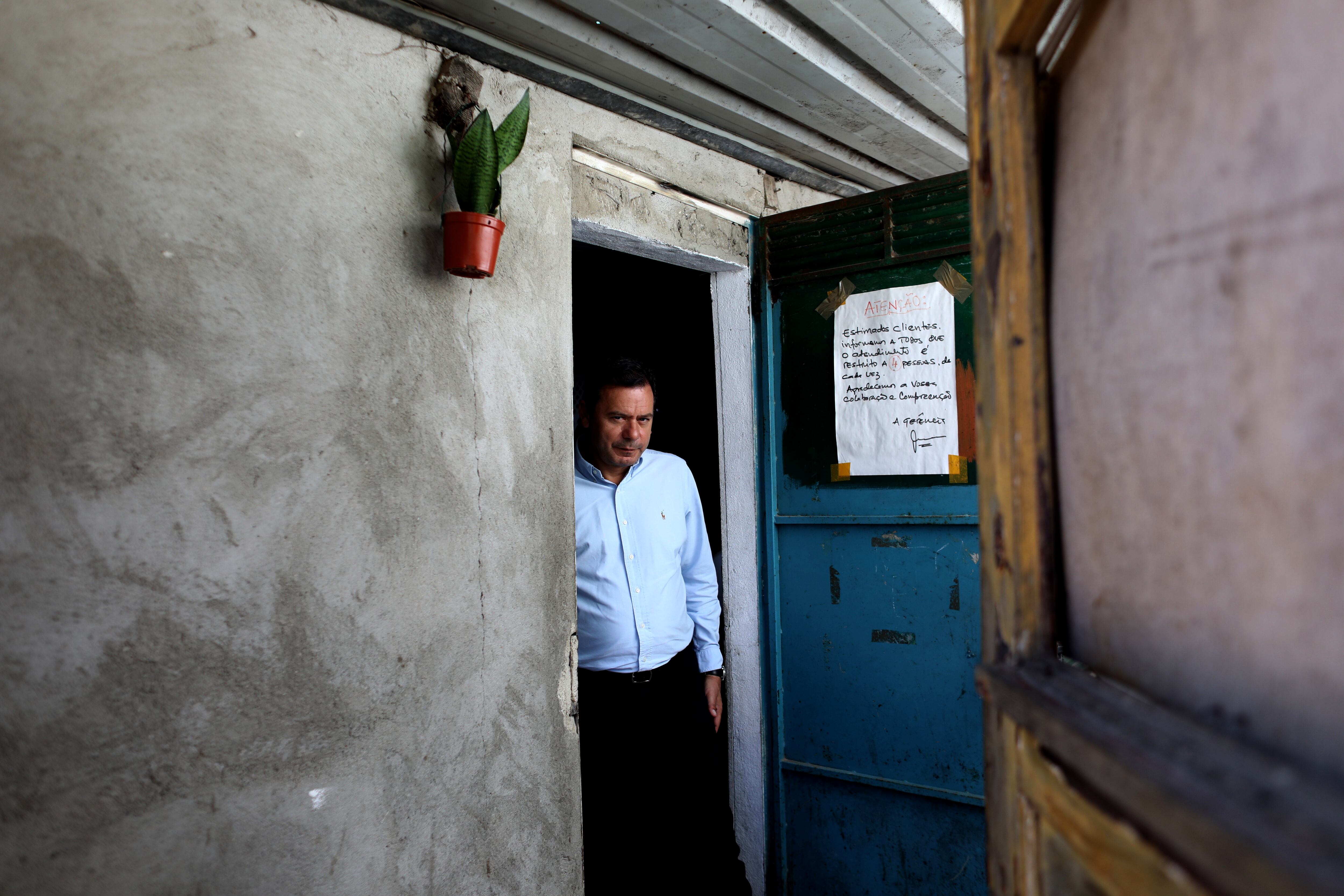 Luís Montenegro, el presidente del Partido Social Demócrata (PSD, centroderecha) de Portugal, durante su visita a un barrio de chabolas de Seixal, en 2023.