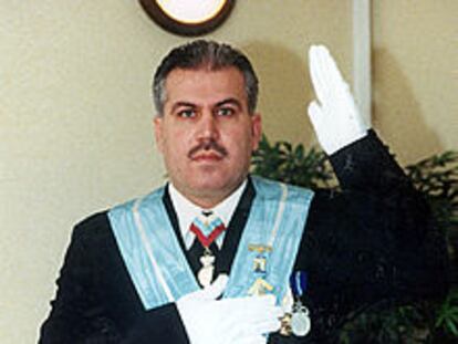 Mohamed Derbah, ataviado con el uniforme de la logia que había creado.
Derbah posa armado durante una visita, hace varios años, a Líbano, su país.