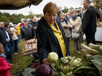 A chanceler alemã, Angela Merkel, faz campanha sábado em Putbus, oeste da Alemanha.