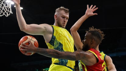 Jock Landale (izquierda) y Lorenzo Brown, durante una jugada.