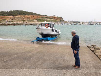 Una maniobra de botadura de una embarcación de recreo en el puerto de Conil de la Frontera (Cádiz).