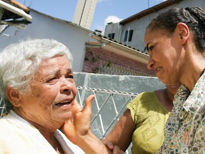 Marina cumprimenta uma eleitora em Recife, no dia 17.