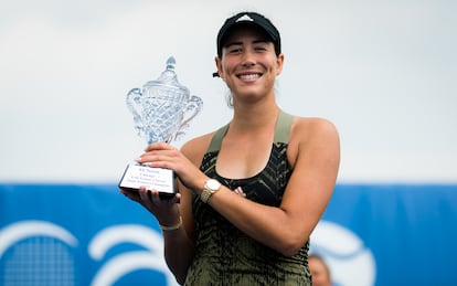 Muguruza posa con el trofeo de campeona, este domingo en Chicago.