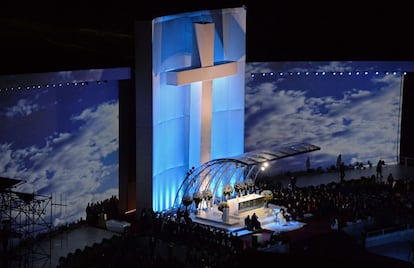 Imagen del escenario durante el rezo de la vigilia papal. 