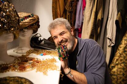 Lorenzo Caprile en su estudio con algunas de sus creaciones.