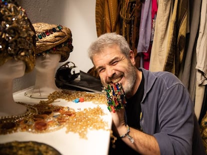 Lorenzo Caprile, con algunas de las 300 piezas del vestuario del musical 'El Médico'.