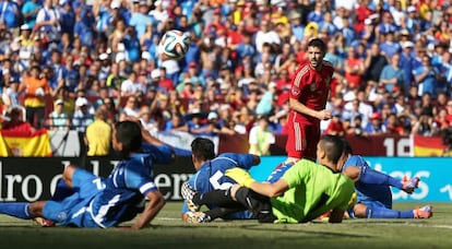 David Villa, en un remate ante El Salvador.
