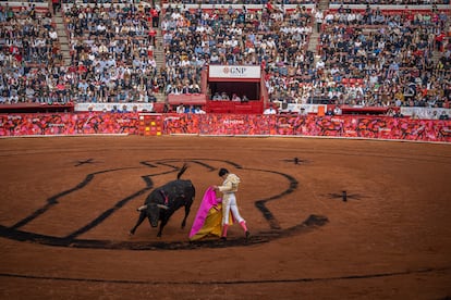 Corrida de toros en la Monumental de México en diciembre de 2021.