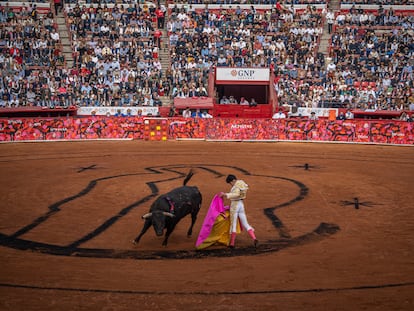 Corrida de toros en la Monumental de México en diciembre de 2021.