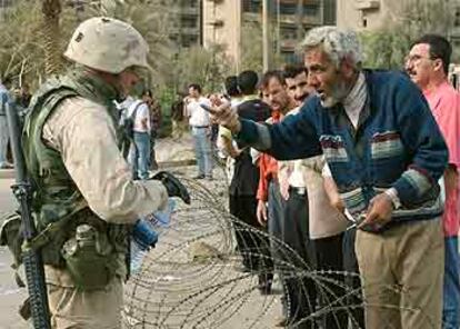 Un iraquí discute con un soldado estadounidense en una zona de Bagdad.
