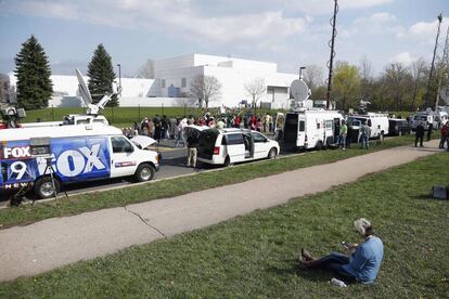 Mitjans i fans, a les portes de Paisley Park.