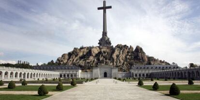 La basílica del Valle de los Caídos, presidida por una gran cruz de 150 metros, en Cuelgamuros (Madrid).