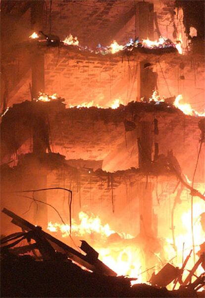 La parte superior del edificio  se desprendió  sobre las 2.15 horas. Durante las primeras tres horas los bomberos retiraron las escalas ante el eventual riesgo de derrumbe del inmueble.