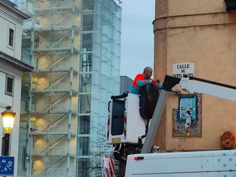 Destruyendo el arte urbano a martillazos