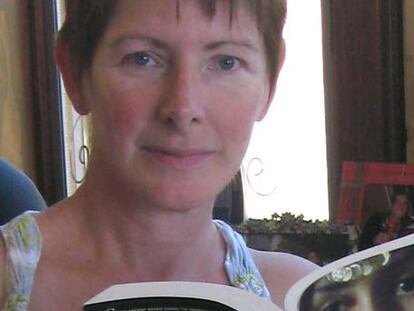 Sherry Jones, con un ejemplar de la novela que no verá la luz en EE UU.