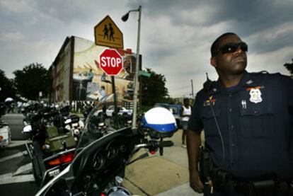 Un policía hace guardia en una calle de Baltimore durante la visita del candidato demócrata, John Kerry.