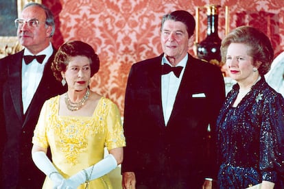 La reina Isabel II, el presidente estadounidense Ronald Reagan y la primera ministra Margaret Thatcher en 1984.