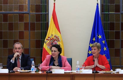 La ministra Magdalena Valerio (centro), con su equipo este martes en Madrid.