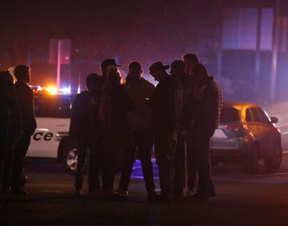 Amigos de los presentes en el tiroteo del bar Borderline esperan para recibir noticias, en la localidad de Thousand Oaks, un suburbio en las afueras de Los Ángeles (California).