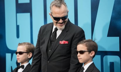 Miguel Bosé y dos de sus hijos, Diego y Tadeo, en Hollywood, el pasado sábado.