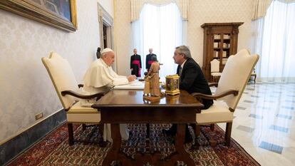 O papa Francisco e o presidente da Argentina, Alberto Fernández.