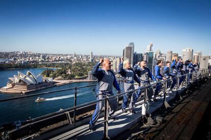 Un grupo de personas baila la tradicional Haka sobre el Harbour Bridge en Sídney (Australia).