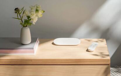 Reproductor Google TV Streamer en una mesa