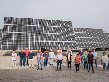 Un grupo de pequeños inversores en instalaciones fotovoltaicas y socios del parque Solar La Jeresa, en el municipio murciano de Lorca.