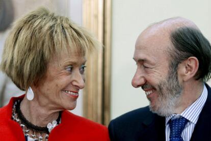 El vicepresidente Alfredo Pérez Rubalcaba y la ex vicepresidenta Fernández de la Vega, durante la toma de posesión del primero.