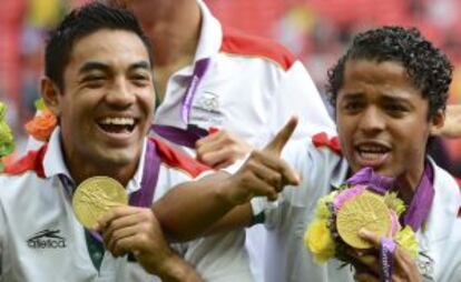 Gio, a la derecha, celebra junto a Marco Fabián el oro en los Juegos.