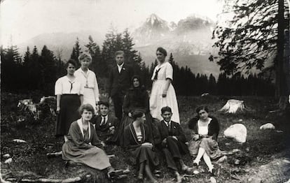 Franz Kafka, sentado à direita com convidados.