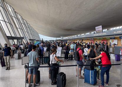 Decenas de pasajeros en el aeropuerto internacional de Dulles Washington, en Virginia.