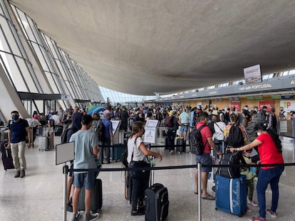 Dezenas de passageiros no Aeroporto Internacional Dulles, em Washington, na Virgínia.