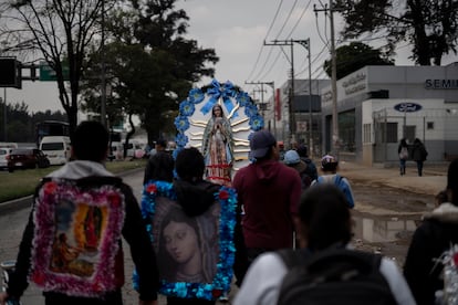 Un grupo de peregrinos camina detrás de una estatuilla de la Virgen de Guadalupe, este lunes sobre calzada Ignacio Zaragoza.