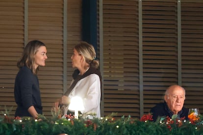 La presidenta de Inditex, Marta Ortega (izquierda), acompañada por sus padres, Flora Pérez y Amancio Ortega, en una foto de archivo en el centro hípico de Casas Novas (A Coruña).