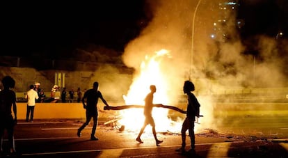 Manifestantes judíos etíopes cortan el tráfico en Netanya, al norte de Tel Aviv, el martes.