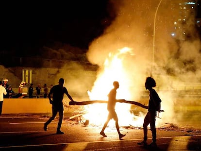 Manifestantes judíos etíopes cortan el tráfico en Netanya, al norte de Tel Aviv, el martes. 