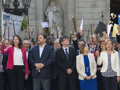 Junqueras, Puigdemont y Forcadell, con alcaldes independentistas el 16 de septiembre.