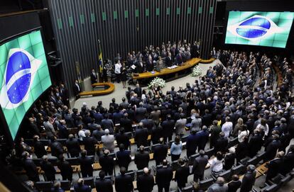 Los 513 miembros de la Cámara de los Diputados se convirtieron en los protagonistas de la actualidad brasileña cuando se desencadenó el impeachment. A medida que avanzaban las noticias negativas para el PT, crecía la marea antiRousseff. A principios de marzo, los oposicionistas anunciaron que bloquearían las votaciones en la Cámara hasta que se instaurase el proceso de destitución. Poco a poco la base aliada fue deshaciéndose, lo que culminó con el desembarco del PT el 29 de marzo. El Gobierno trató de mantener a los otros partidos de la base a su lado las semanas siguientes, pero fue perdiendo aliados a medida que se fue definiendo el calendario del proceso de destitución. Rousseff llegó a la víspera de la votación en la Cámara con más de 342 diputados —los dos tercios necesarios para aprobar su salida— anunciando que votarán a favor del juicio político.