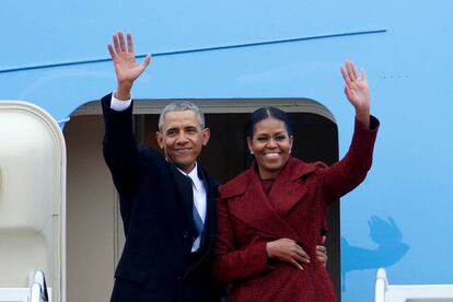 Barack Obama y Michelle Obama saludan al bajar de un avi&oacute;n en enero de 2017.