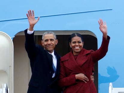 Barack Obama y Michelle Obama saludan al bajar de un avi&oacute;n en enero de 2017.