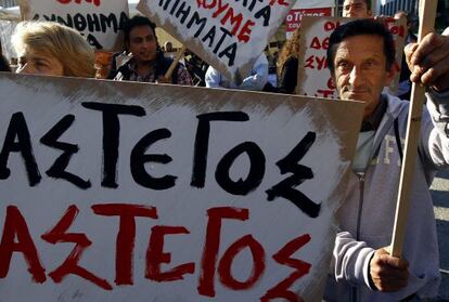 Marcha de personas 'sin techo' en Atenas para reclamar una sanidad universal y gratuita.