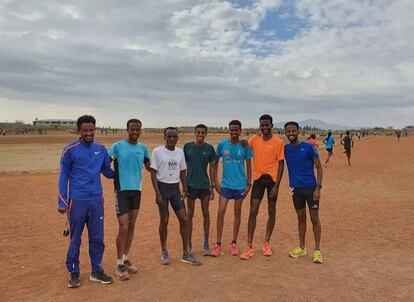 Novales, a la derecha, posa con unos amigos durante un entrenamiento en Etiopía, en una imagen de Instagram.