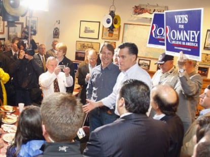 Romney saluda a sus seguidores este lunes en Mobile, Alabama. 