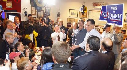 Romney saluda a sus seguidores este lunes en Mobile, Alabama.