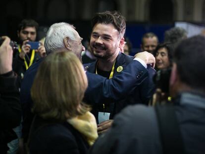 Gabriel Rufián (en el centro) se abraza con Ernest Maragall tras conocerse el escrutinio este domingo.